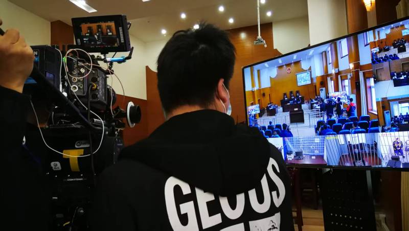 AI生成VS人工创意——南关区广告片拍摄公司的技术浪漫主义实践